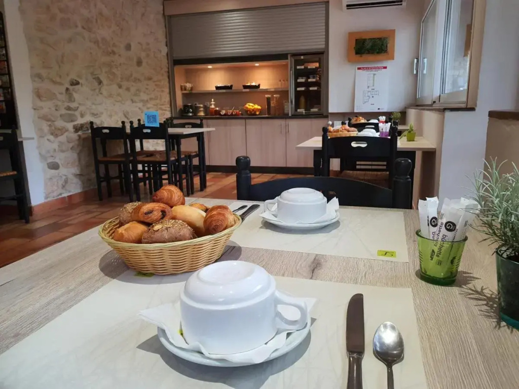 Logis Hôtel Restaurant LEscarbille