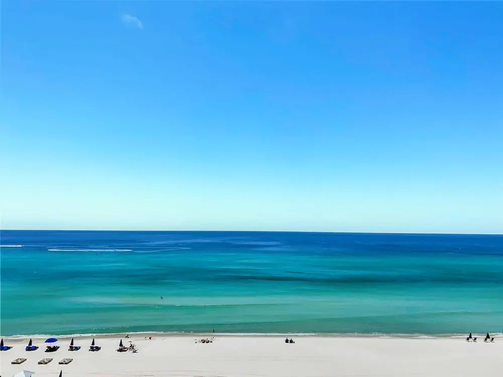 Sea-horsey 3 Bedroom Condo by RedAwning