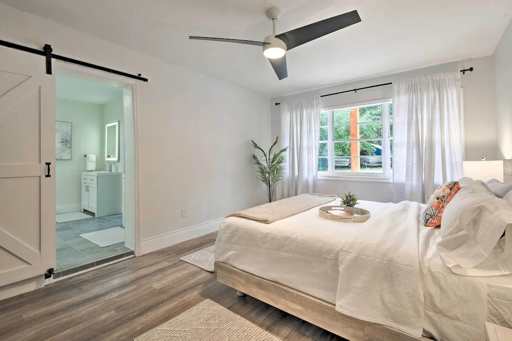Walk to Restaurants: Sarasota Home w/ Lanai!