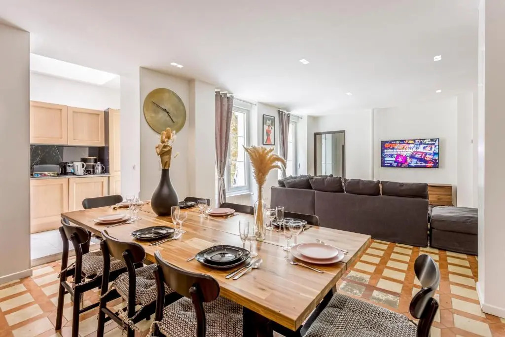 180 Suite Eden, Luxury Apt at Sacre Coeur