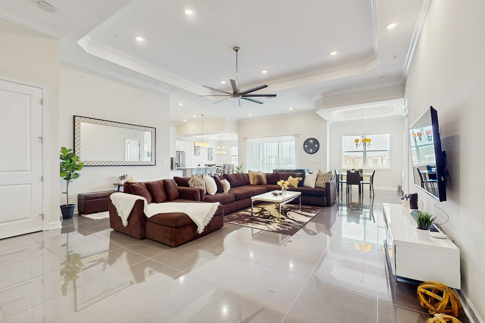 Fourth Floor Penthouse With Shared Pools and Hot Tub, Fast Wifi, & Central AC