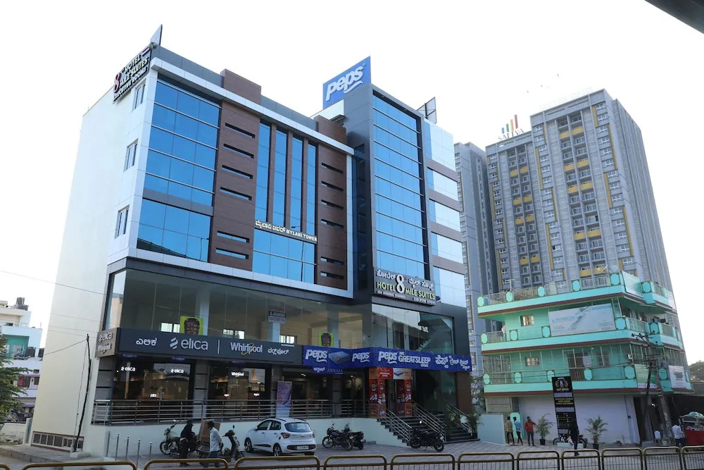 Hotel 8th Mile Suites