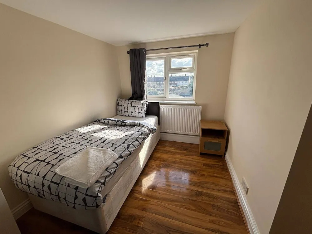 Large & Cozy 5-bed House in a Quiet Dagenham Area