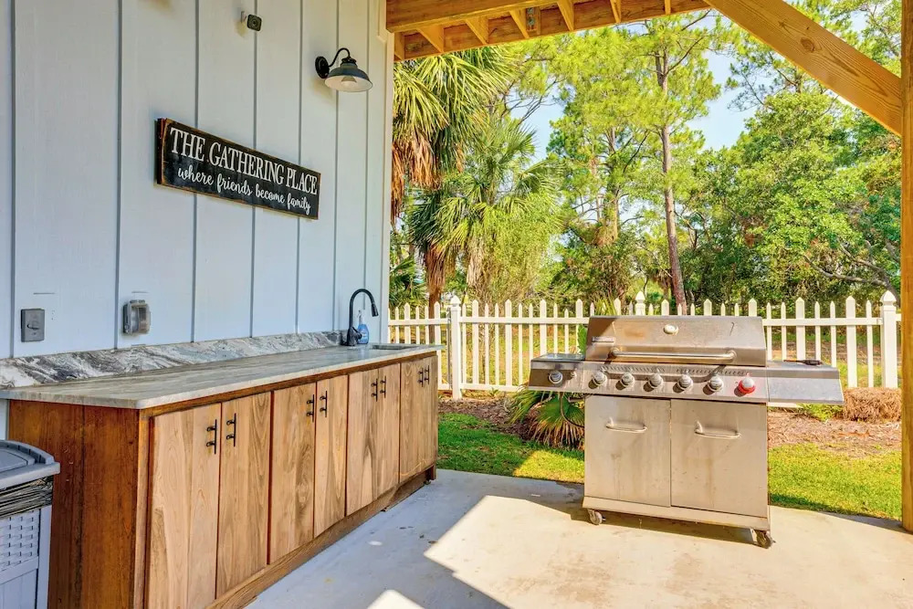 Waterfront Oasis in Dauphin Island - Shared Perks!
