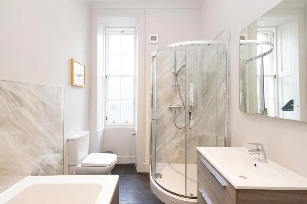 ALTIDO Sophisticated and Bright 4BR apt near Edinburgh Castle