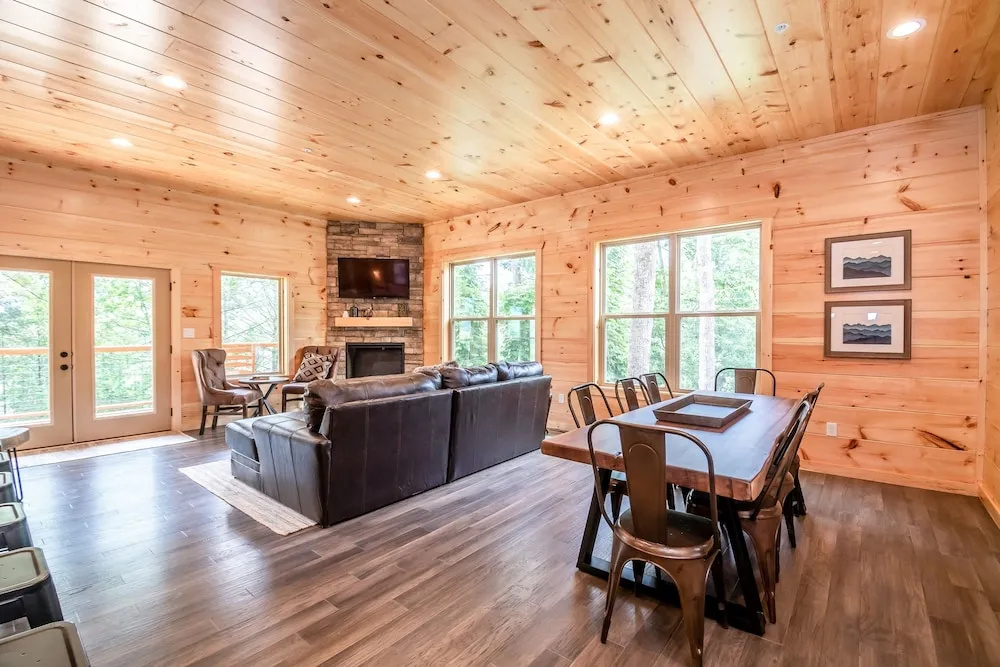 New Listing! Luxe Brand-new Mountain 5 Bedroom Home