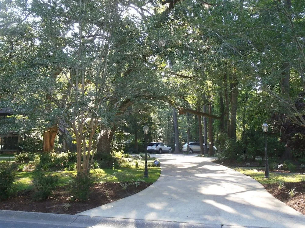 Tudor Oaks Inn