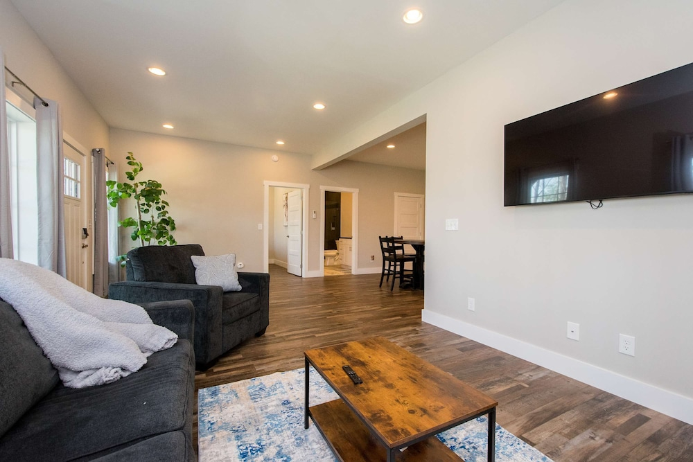 Lower Level Retreat w Free Tix Private Cozy