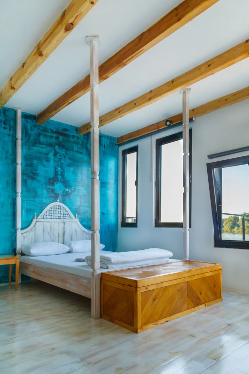 ArkaBarka Floating Hostel