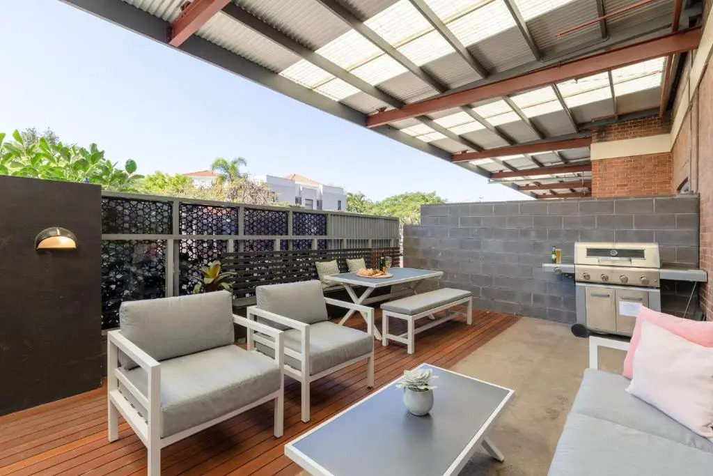 Luxury 3 brm 2 bath Woolstore apt with Courtyard