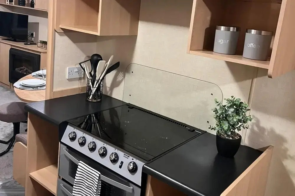 3 Bedroom Caravan - Sleeps 8 - Parking, Wifi, Pool