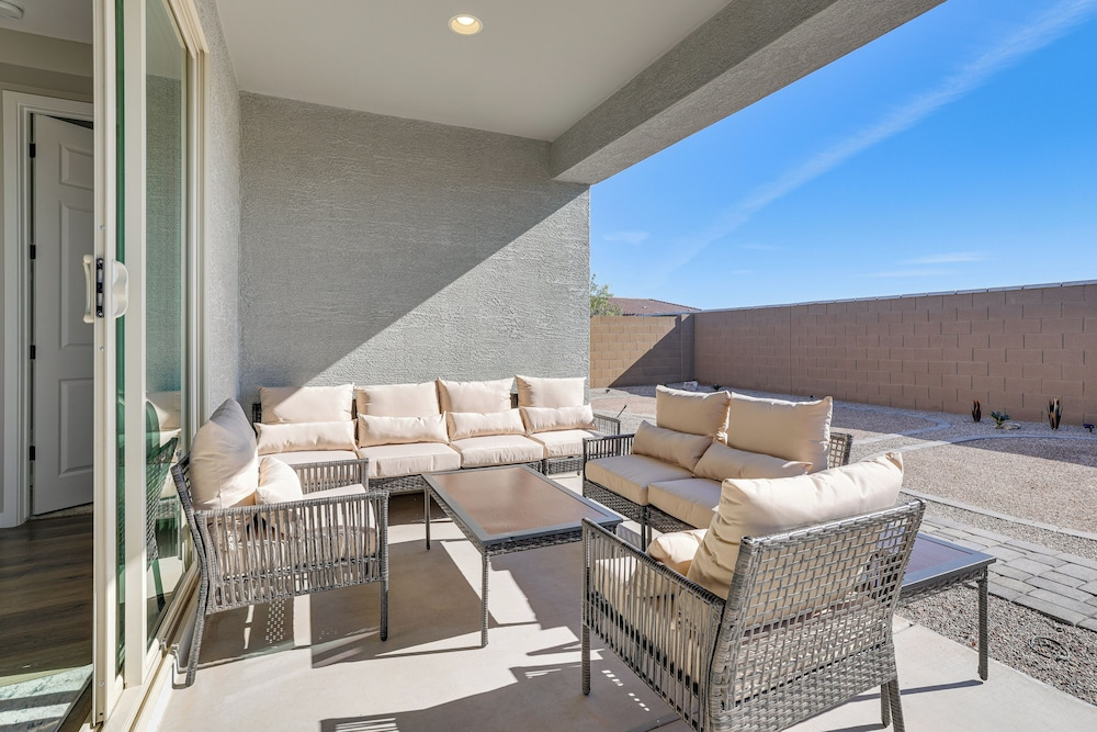 Serene Outdoor Space: Group Getaway in Maricopa!
