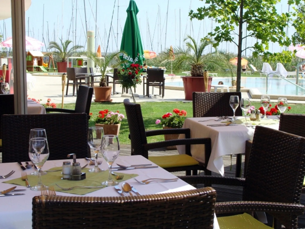 Hotel Golden Lake Resort