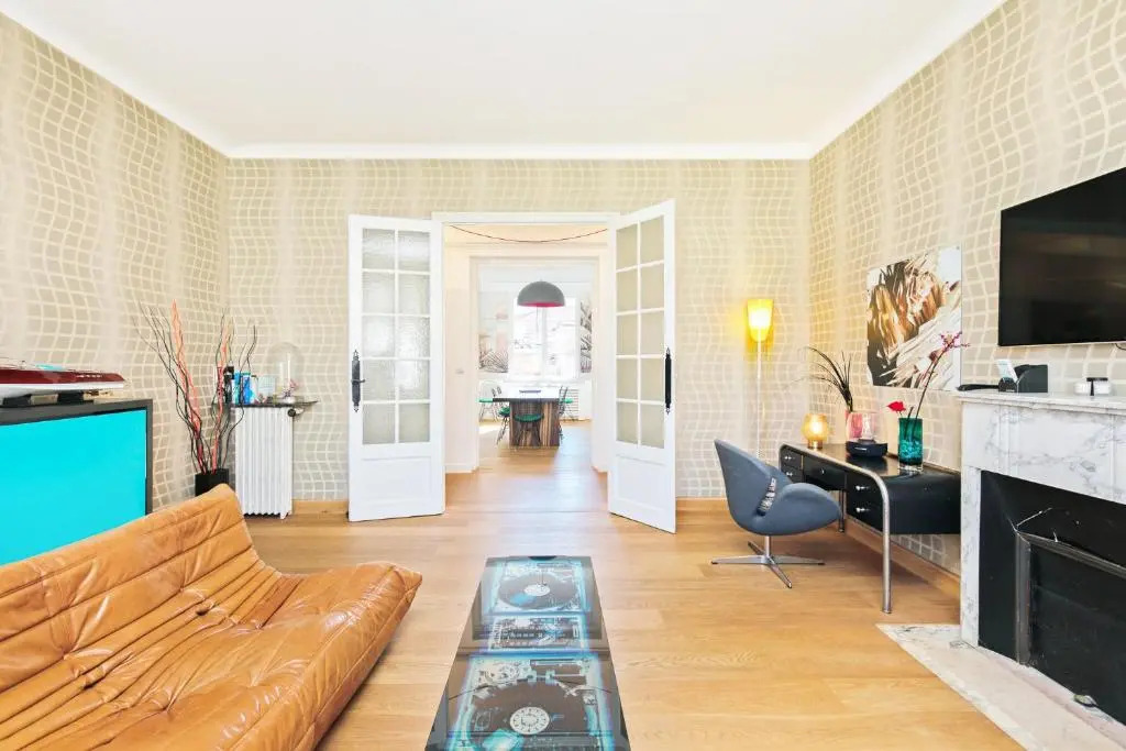 Palais Area: Modern 4 Bedrooms/ 4 Baths
