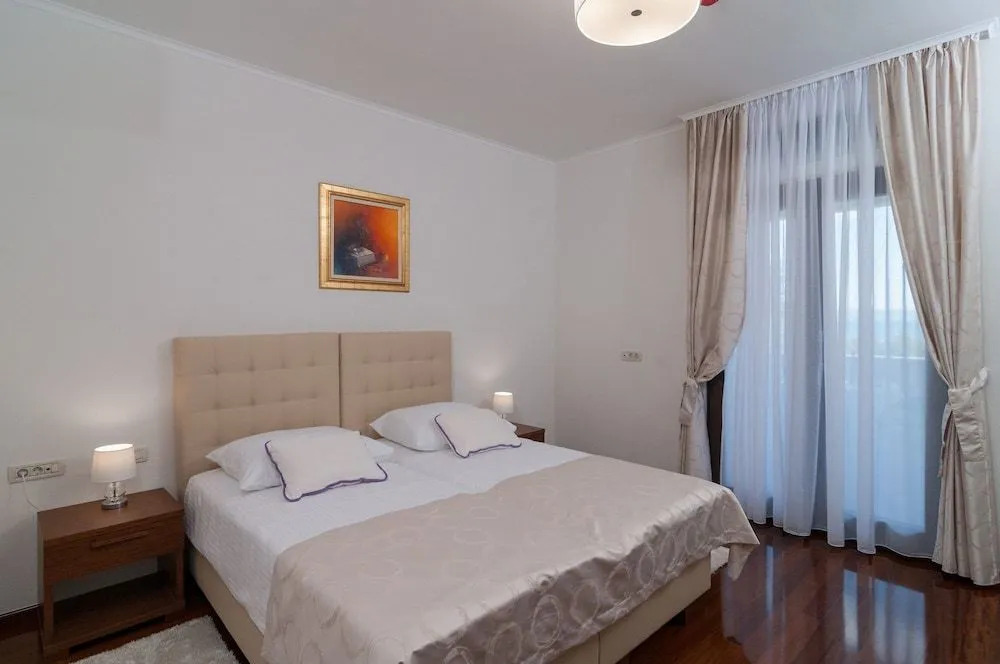 Luxury Rooms Near the Beach1