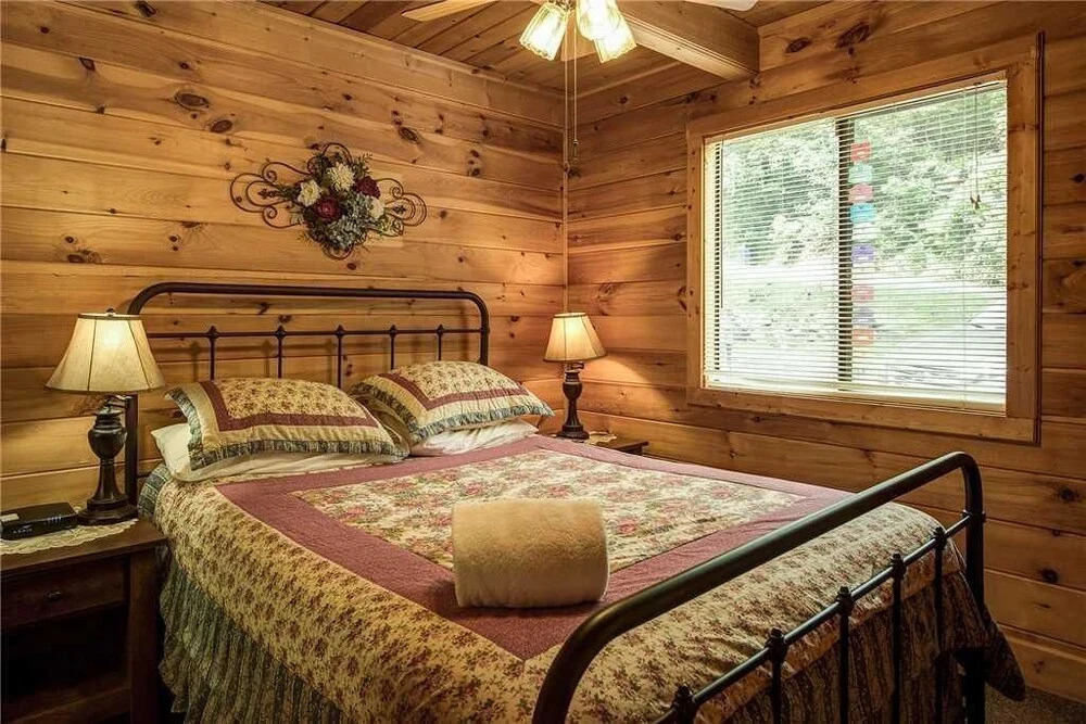 Smoky Mountain View 3 Bedroom Home with Hot Tub