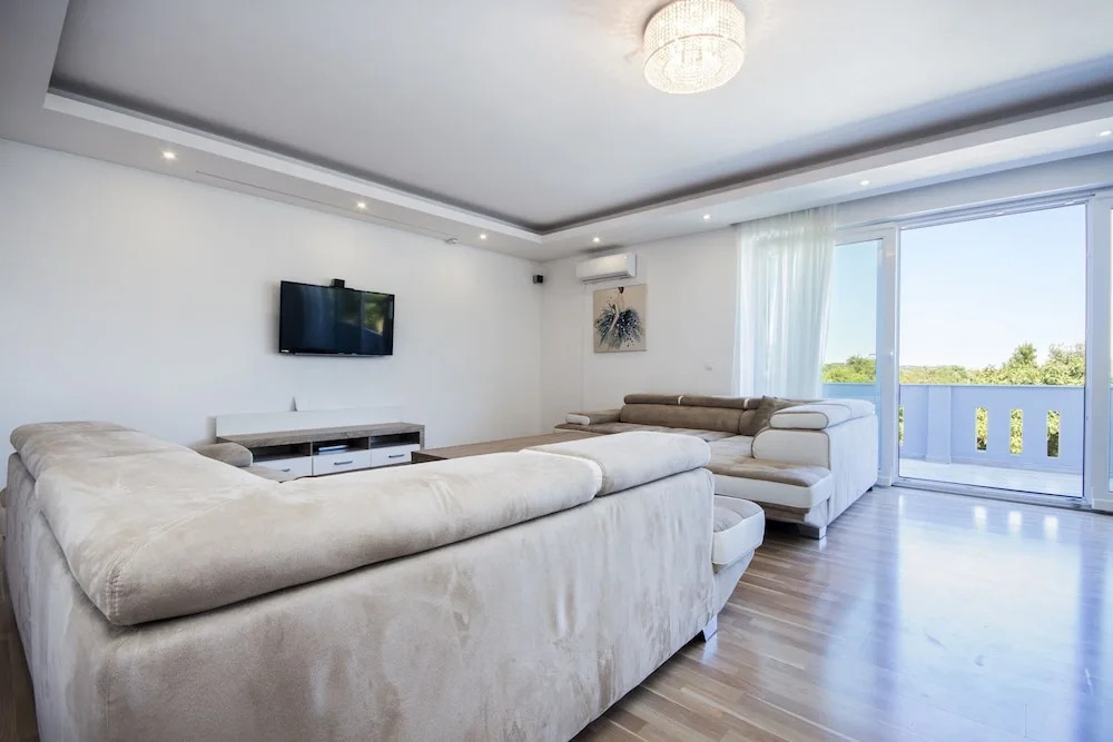 Villa With 5 Bedrooms in Pomer, With Private Pool, Enclosed Garden and