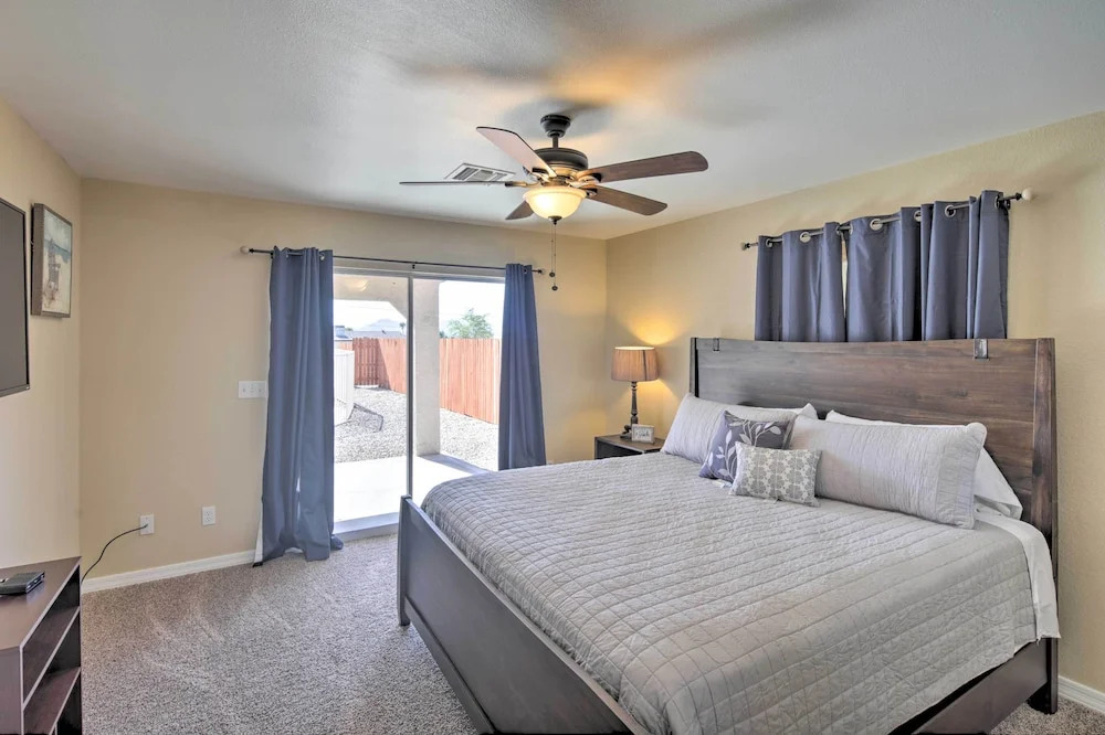< 3 Mi to Lake Havasu: Home w/ Patio & Grill!