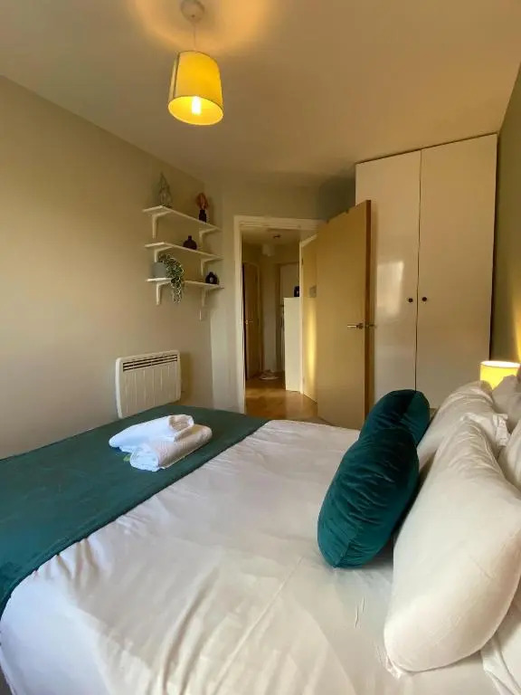Modern Two Bedroom Apartment with Free Parking, Wifi and Netflix by HP Accommodation