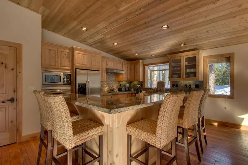 Brand New Upscale Home, Hot Tub, Foosball