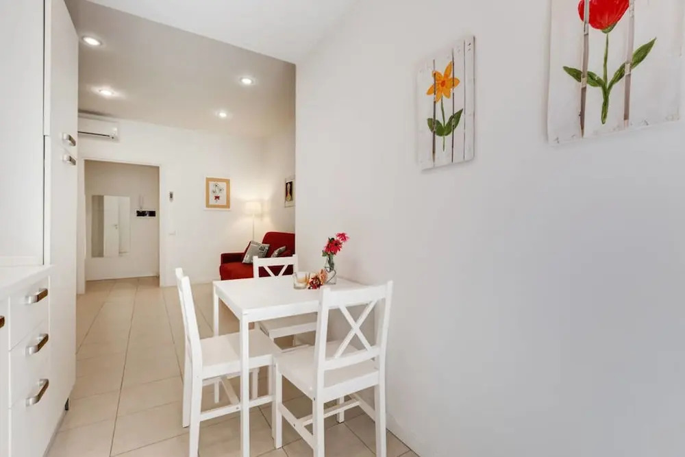 Lovely White Flat 15 Minutes From the City Center