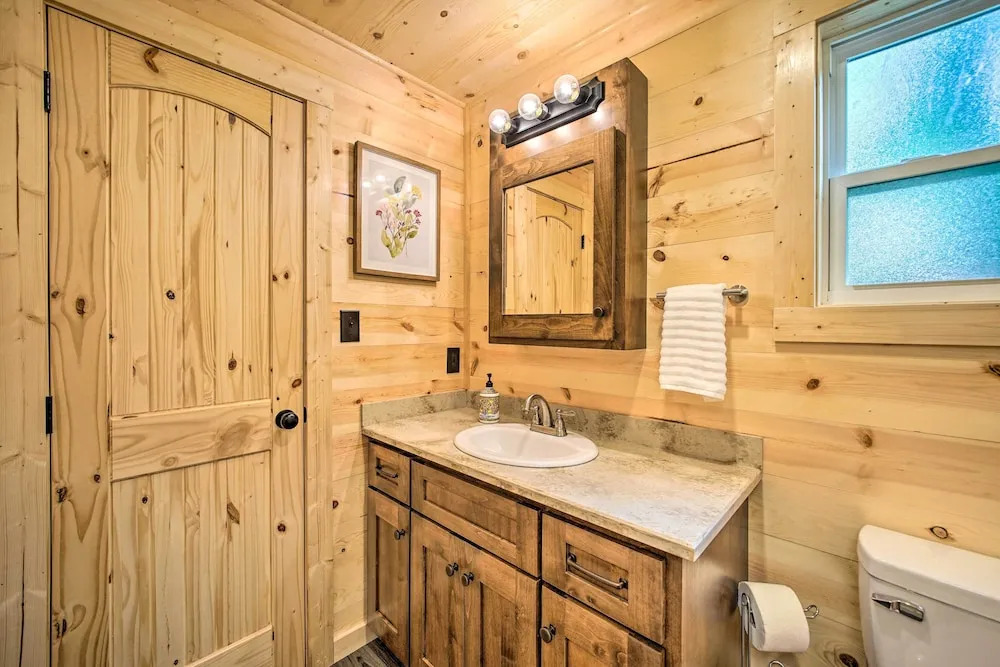 Stylish Cabin by Beavers Bend: Hot Tub & Fire Pit