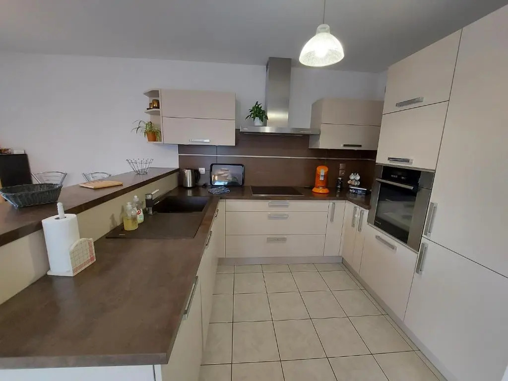 Au cœur de St Jorioz, spacieux appartement avec terrasse et vue montagne.
