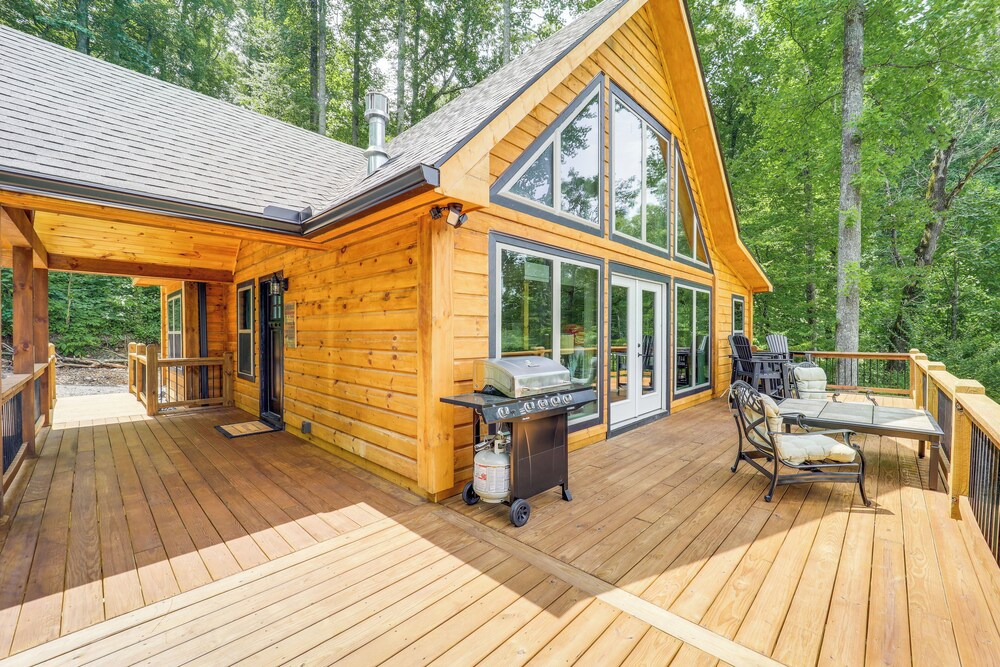 Mountain-view Fleetwood Retreat w/ Deck & Grill