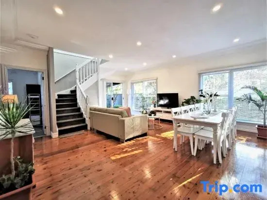 Sydney Meets Miranda, Comfy 4 Bedrooms Corner House