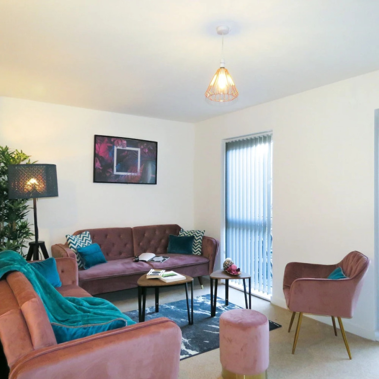 Tudors eSuites Private Garden & Garage