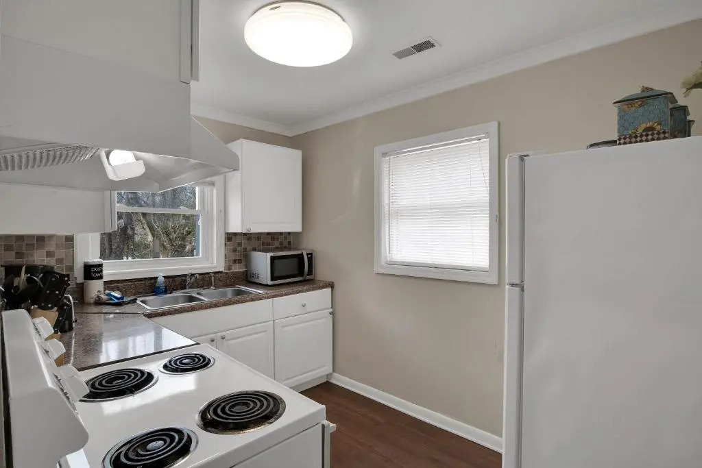 Small 2br East Knox apartment Pet friendly