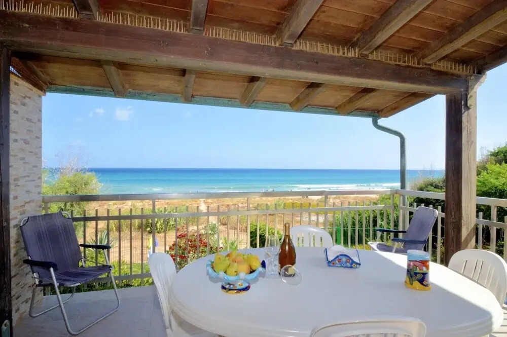 Beach House With Spectacular Views of the Gulf of Castellammare