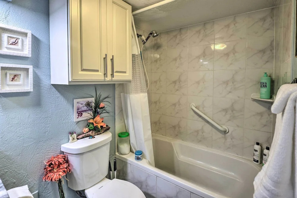 Walk to Ocean: Bright Daytona Beach Condo!