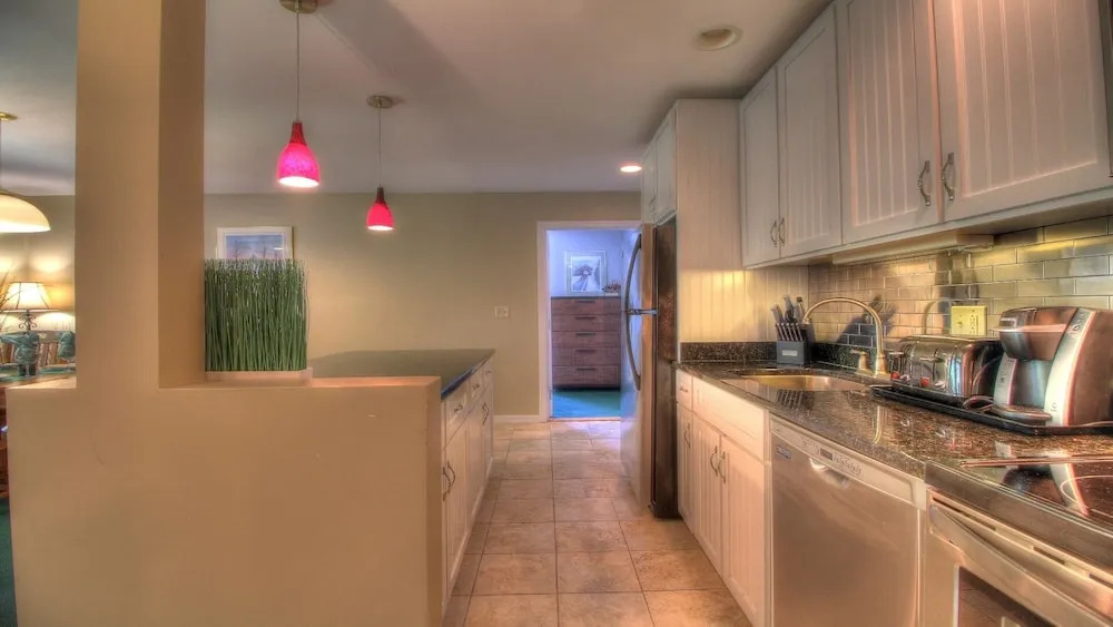 Kcis 342 - Renovated Two Room Condo Suite, Close To Mountain!