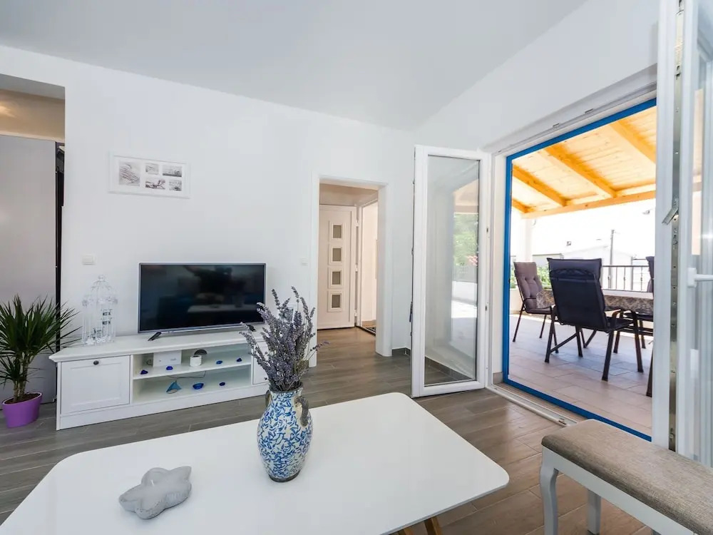 Charming Villa in Jasenice With Pool