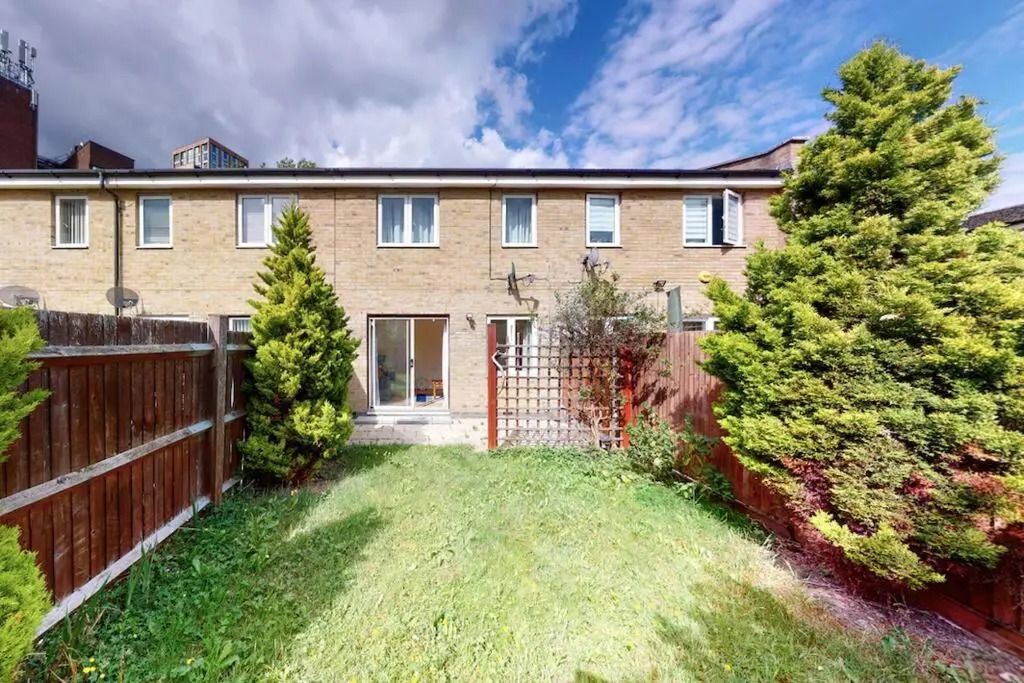 Super 2 Bed House with Privategarden