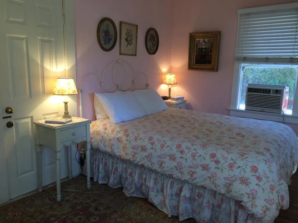 Secret Garden Inn & Cottages