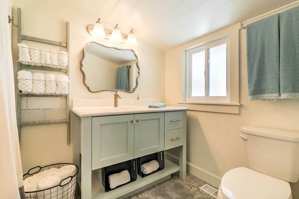 Cozy Farmhouse-style Cottage by Mighty 5 Ntl Parks