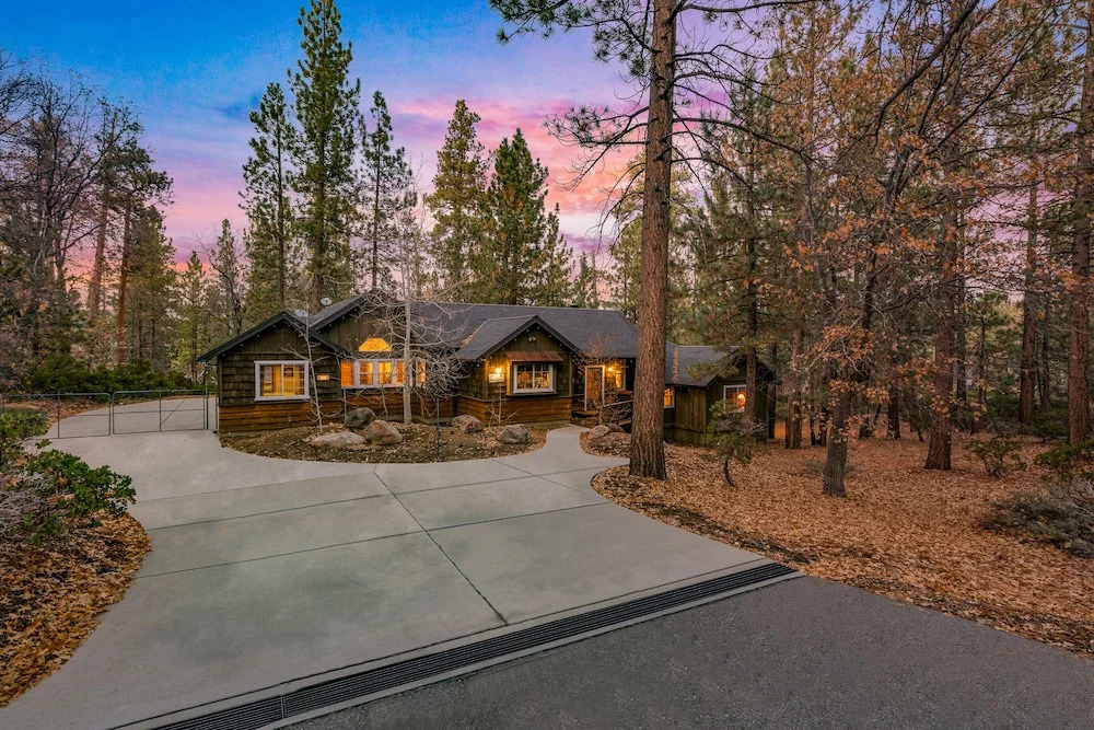 Big Bear Villa - Walk to Lake ad Village! Hot Tub, Jet Tub and so much more