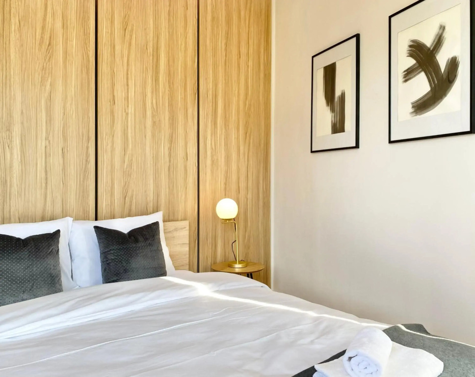 Business & Family Apartment for 6 Guests with Free Parking