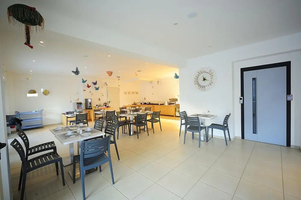 Maravel Star Art Hotel - Comfortable Room for 4 People With Sea View