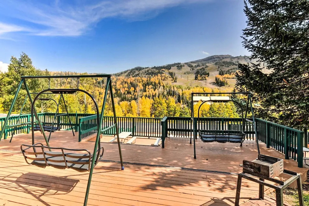 Cozy Studio w/ Fireplace ~ 1 Mi to Ski Resort