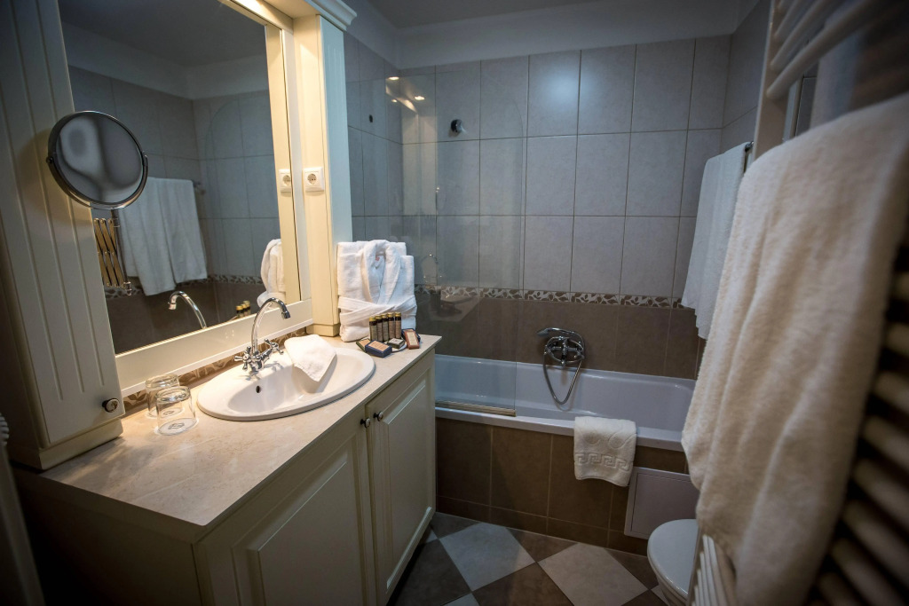 Queens Court Hotel & Residence
