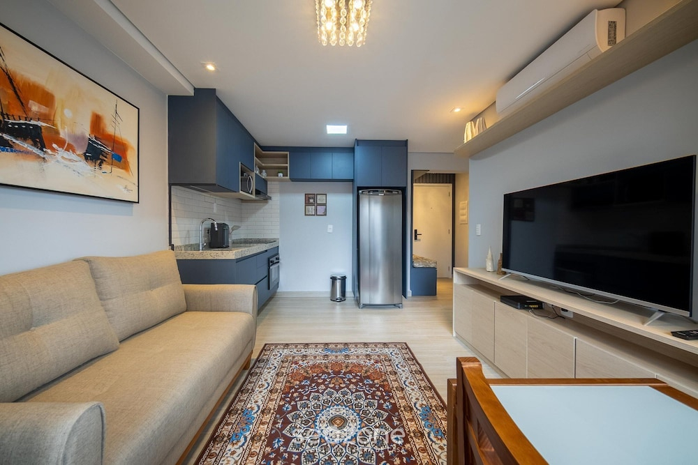 Apt in a Build. w/ a Rooftop Pool, Just 350m From the Metro - Ipis