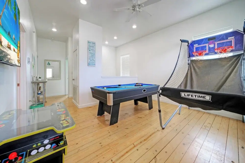 2 Homes in Gulf Village by Avantstay Sleeps 24, 2blocks to the Beach, Pool, Game Room, Patio w/ Outdoor Bar