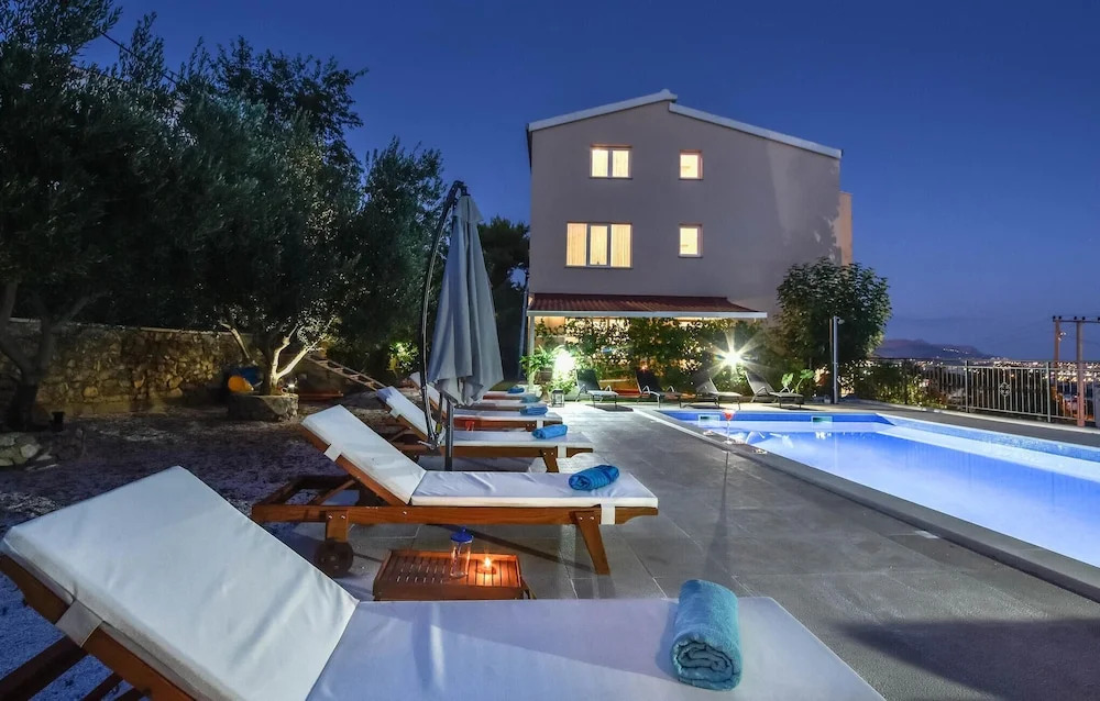 Awesome Home In Kastel Sucurac