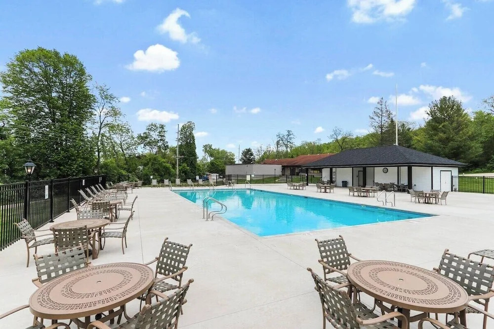 Lake Geneva Condo With Pool, Fireplace & Parking