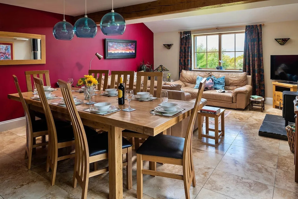 Cottage in Conwy With Hot Tub & Mountain Views