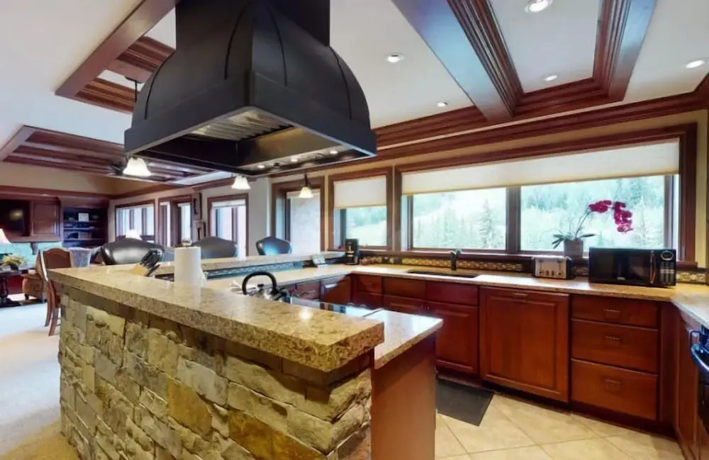 Exclusive 4 Bedroom Ski In, Ski Out Vacation Rental With Hot Tubs And Heated Outdoor Pool In Lionshead Village