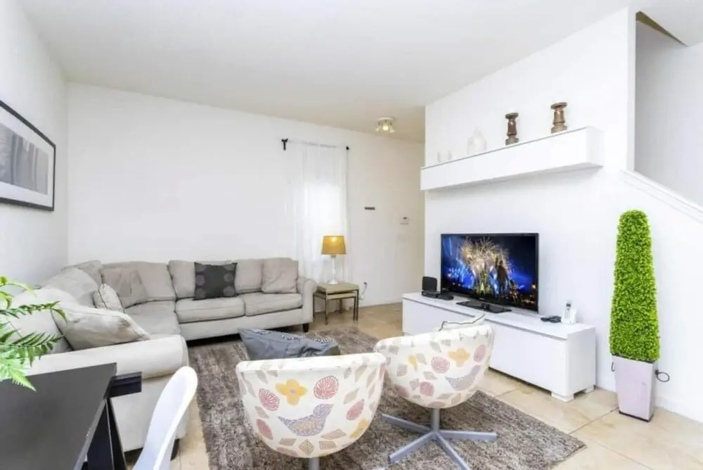 4572 Perfect home for your family close to all parks